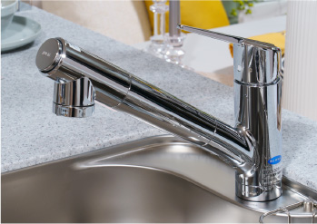 ムダな給湯器の着火を抑える浄水器一体型ハンドシャワー混合水栓